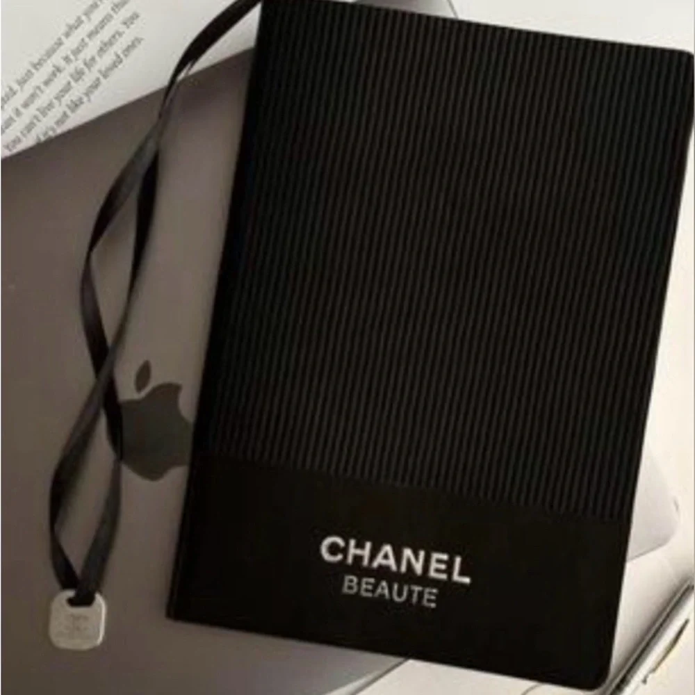 CHANEL Beauté Black Textured Notebook - Picture 1 of 3